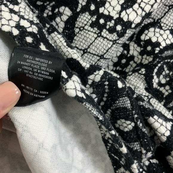 ♻️DONATED♻️ Anthro POSTMARK Short by Sleeve Top White Black Lace Print PJ27 - Picture 8 of 10